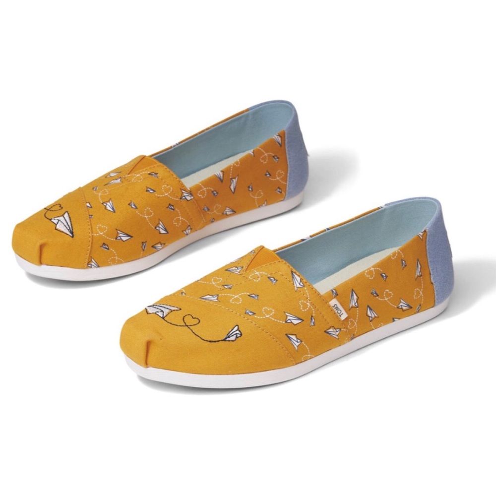 NWT Paperplanes Paper Airplanes TOMS